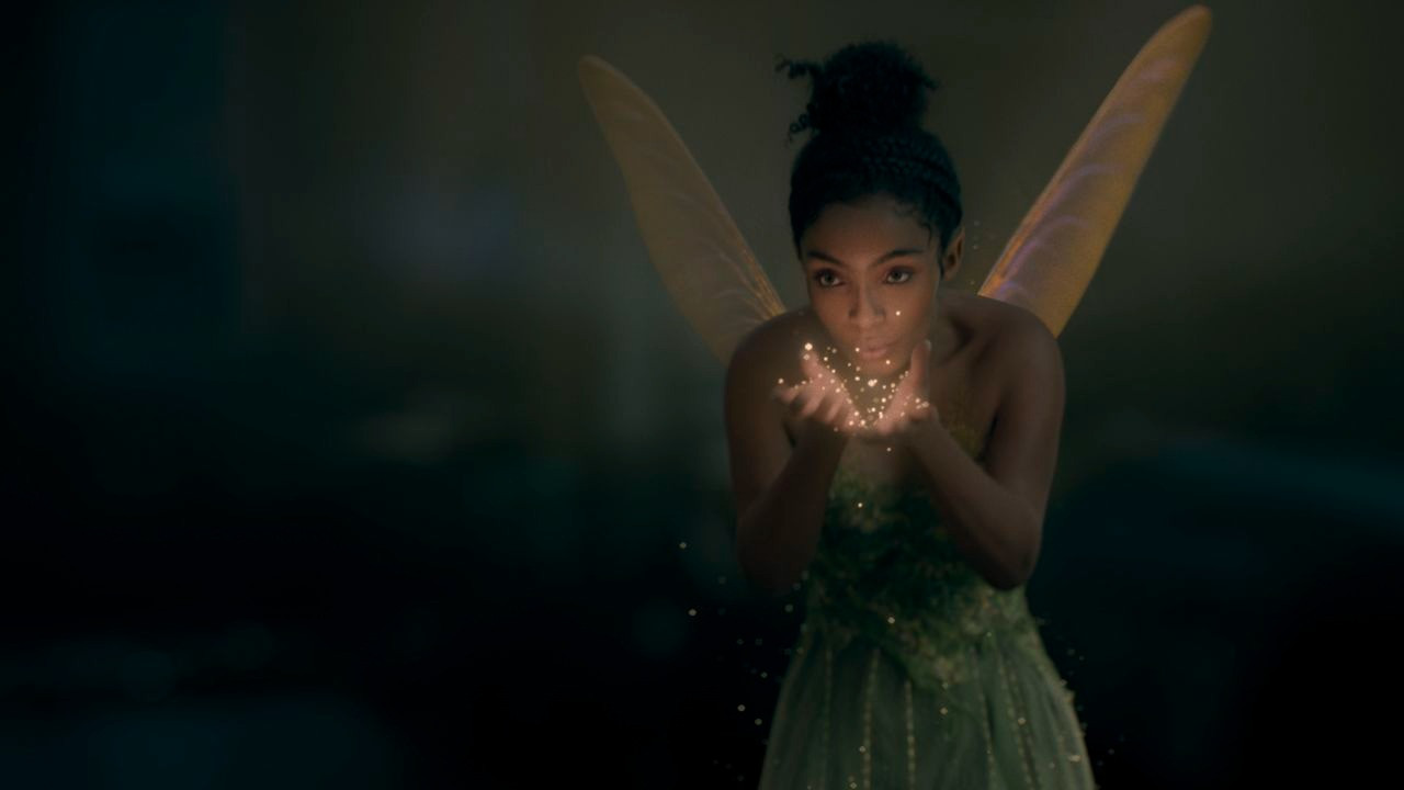 Nàng tiên Tinkerbell trong phiên bản hoạt hình và người đóng. Ảnh: Disney+.
