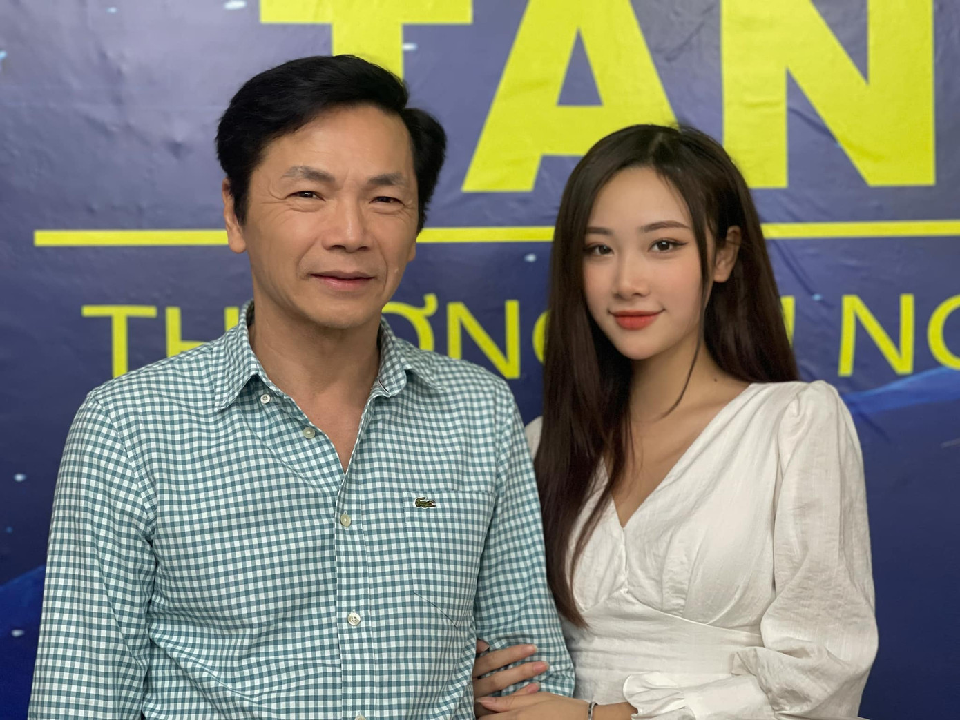 Trước khi nhận được vai diễn phim giờ vàng, Mai Huê từng tham gia khóa đào tạo diễn viên truyền hình VFC, là học sinh của NSND Trung Anh.