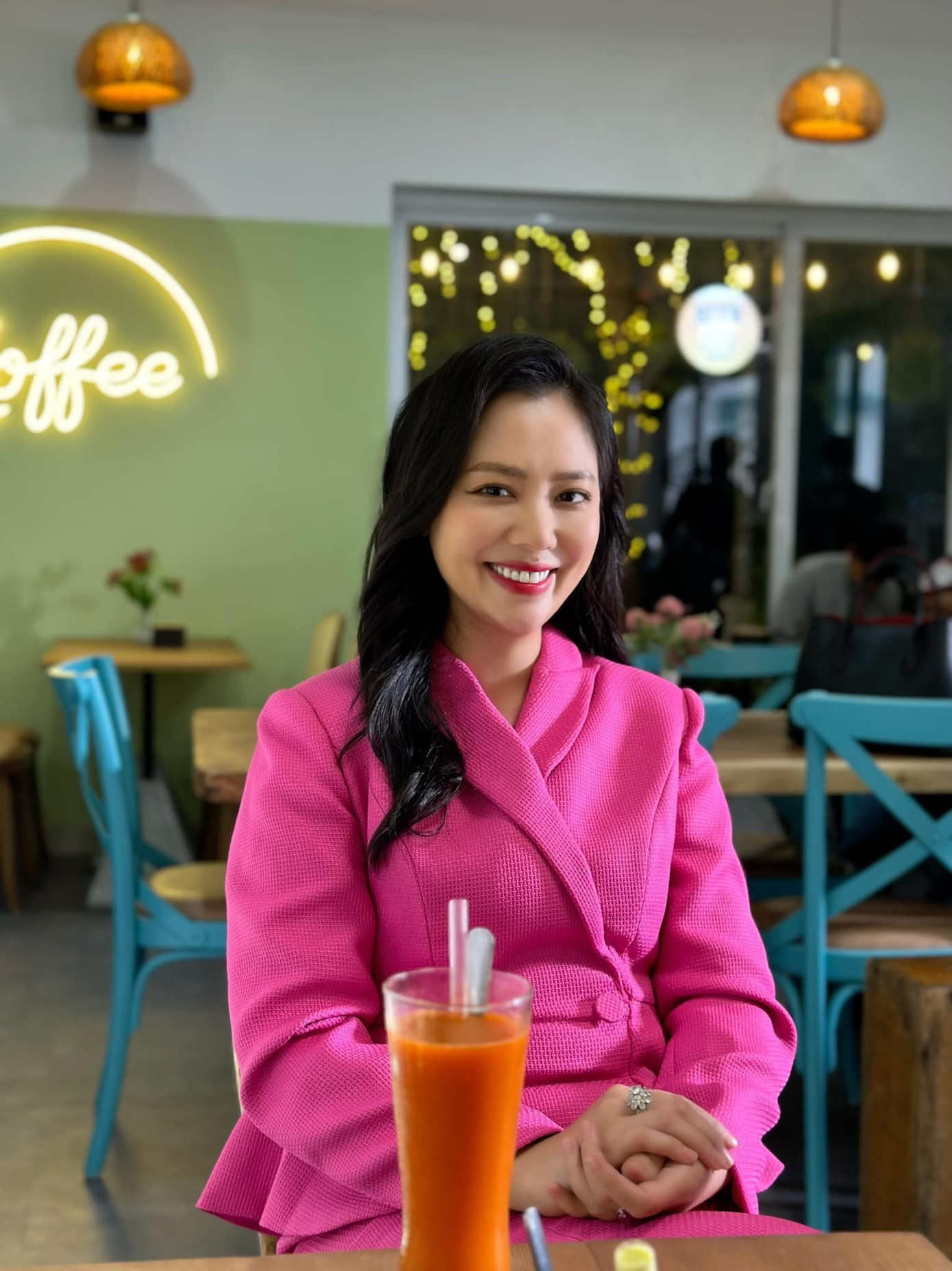 Suốt 9 năm nay, Thu Hiền một mình chăm con. Lễ tình nhân (Valentine) năm nay cũng không ngoại lệ. “Valentine năm nay tôi vẫn lẻ bóng. Với Hiền, nếu tìm được người yêu thương mình thật lòng, ngày nào cũng là lễ tình nhân. Hôm trước, con gái đi học về có hỏi tôi: ‘Mẹ ơi! Hôm nay các bạn nói sắp đến ngày lễ tình yêu, ngày đó đa phần con trai sẽ chủ động tặng hoa và quà cho con gái. Vậy ngày lễ tình yêu năm nay mẹ có nhận được hoa và quà không nhỉ?’”.