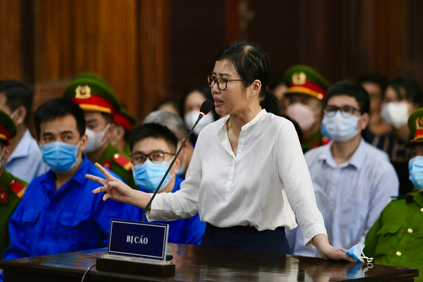 Bị cáo Hoàng Thị Thúy Nga nói mình rất sợ đấu thầu. Ảnh: HOÀNG GIANG