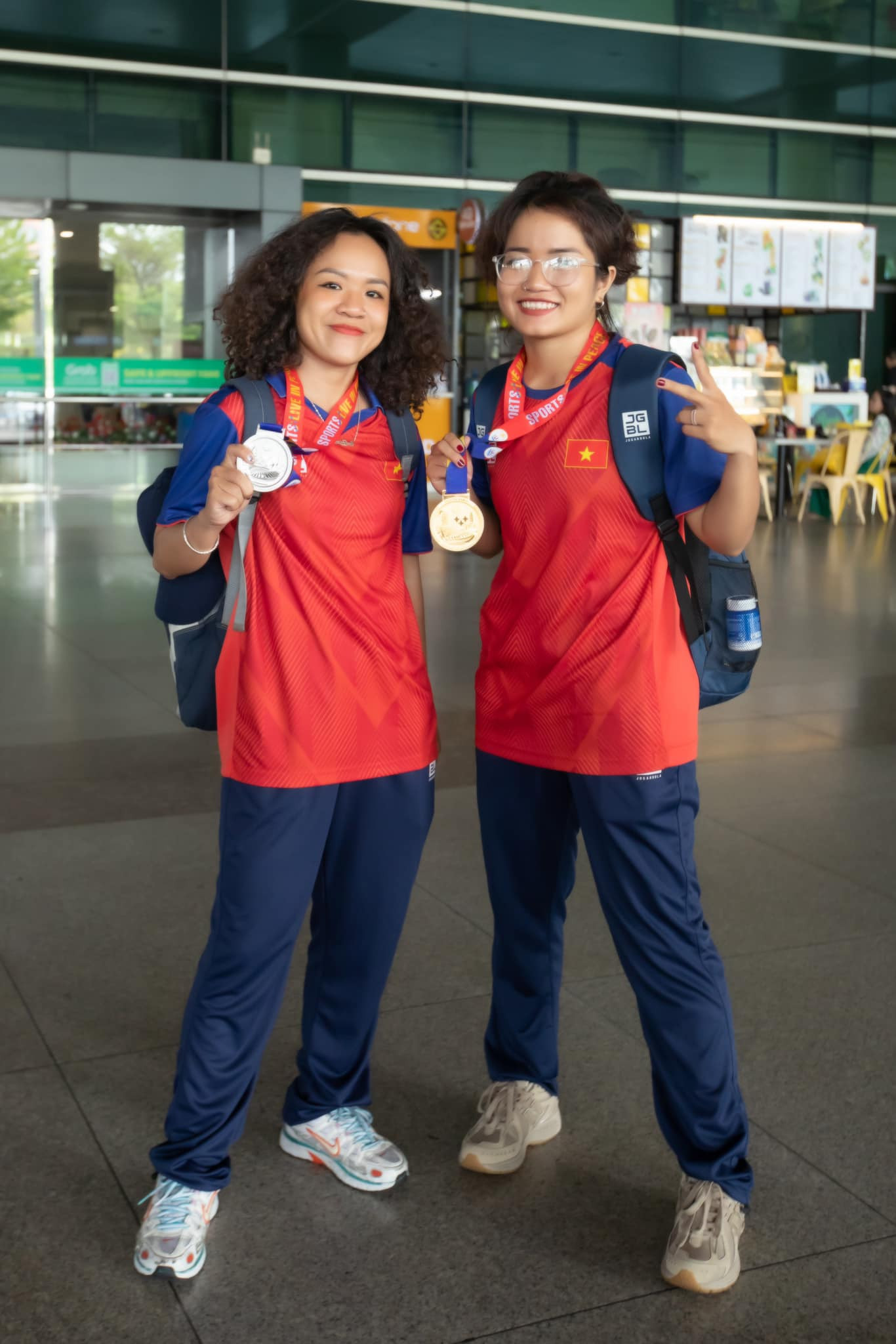 Tại SEA Games 32, hai nữ vận động viên Huỳnh Như (phải) đoạt huy chương vàng và Hồng Trâm (trái) đạt huy chương bạc. Tại SEA Games 32, hai nữ vận động viên Huỳnh Như (phải) đoạt huy chương vàng và Hồng Trâm (trái) đạt huy chương bạc.