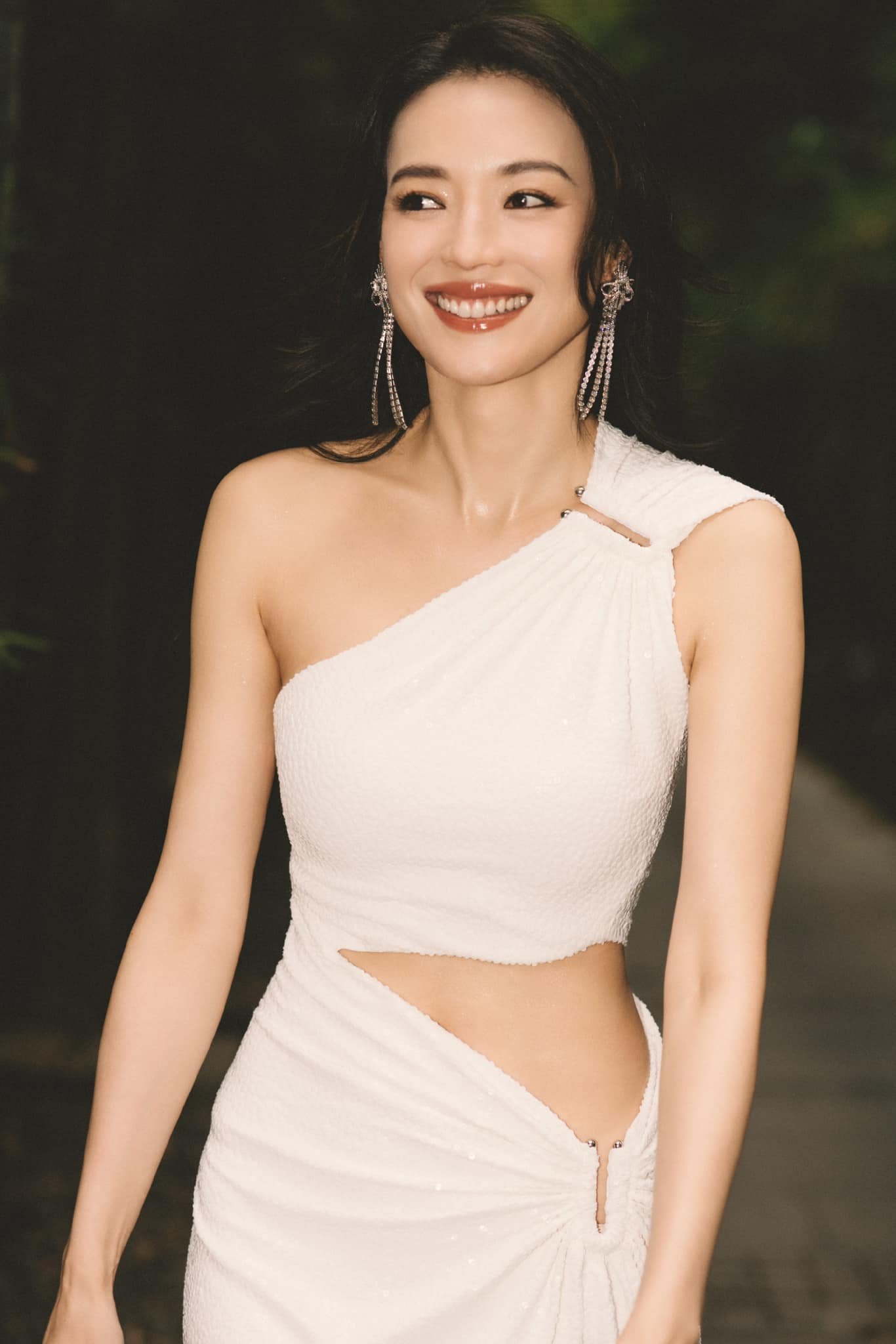 Những bức hình của Thư Kỳ tại sự kiện tổ chức ở thành phố Tam Á, đảo Hải Nam, Trung Quốc trở thành chủ đề hot trên mạng xã hội Weibo. Nữ diễn viên 47 tuổi diện đầm trắng cut-gợi, khoe khéo vòng eo săn chắc, đôi chân thon dài, thân hình gợi cảm. Đặc biệt, nhiều khán giả dành lời khen cho nụ cười rạng rỡ của mỹ nhân Vợ tôi là gangster. Những bức hình của Thư Kỳ tại sự kiện tổ chức ở thành phố Tam Á, đảo Hải Nam, Trung Quốc trở thành chủ đề hot trên mạng xã hội Weibo. Nữ diễn viên 47 tuổi diện đầm trắng cut-gợi, khoe khéo vòng eo săn chắc, đôi chân thon dài, thân hình gợi cảm. Đặc biệt, nhiều khán giả dành lời khen cho nụ cười rạng rỡ của mỹ nhân Vợ tôi là gangster.