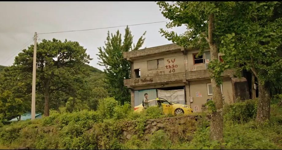 Ngôi nhà hoang có chữ &quot;sự tháo dỡ&quot;.