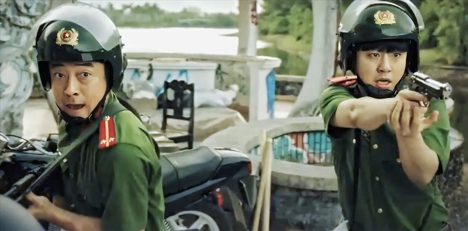 Hai diễn viên Hàn Quốc mặc bộ đồng phục công an Việt Nam. Ảnh: NSX. Hai diễn viên Hàn Quốc mặc bộ đồng phục công an Việt Nam. Ảnh: NSX.