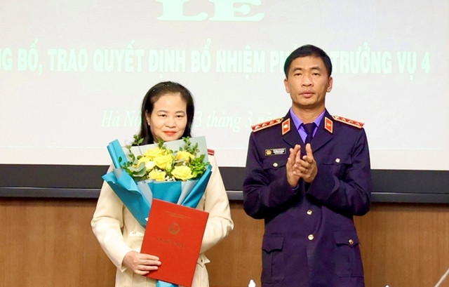 Đồng chí Nguyễn Duy Giảng, Phó Viện trưởng Viện Kiểm sát nhân dân tối cao trao quyết định và chúc mừng đồng chí Phan Thị Hiền. Đồng chí Nguyễn Duy Giảng, Phó Viện trưởng Viện Kiểm sát nhân dân tối cao trao quyết định và chúc mừng đồng chí Phan Thị Hiền.