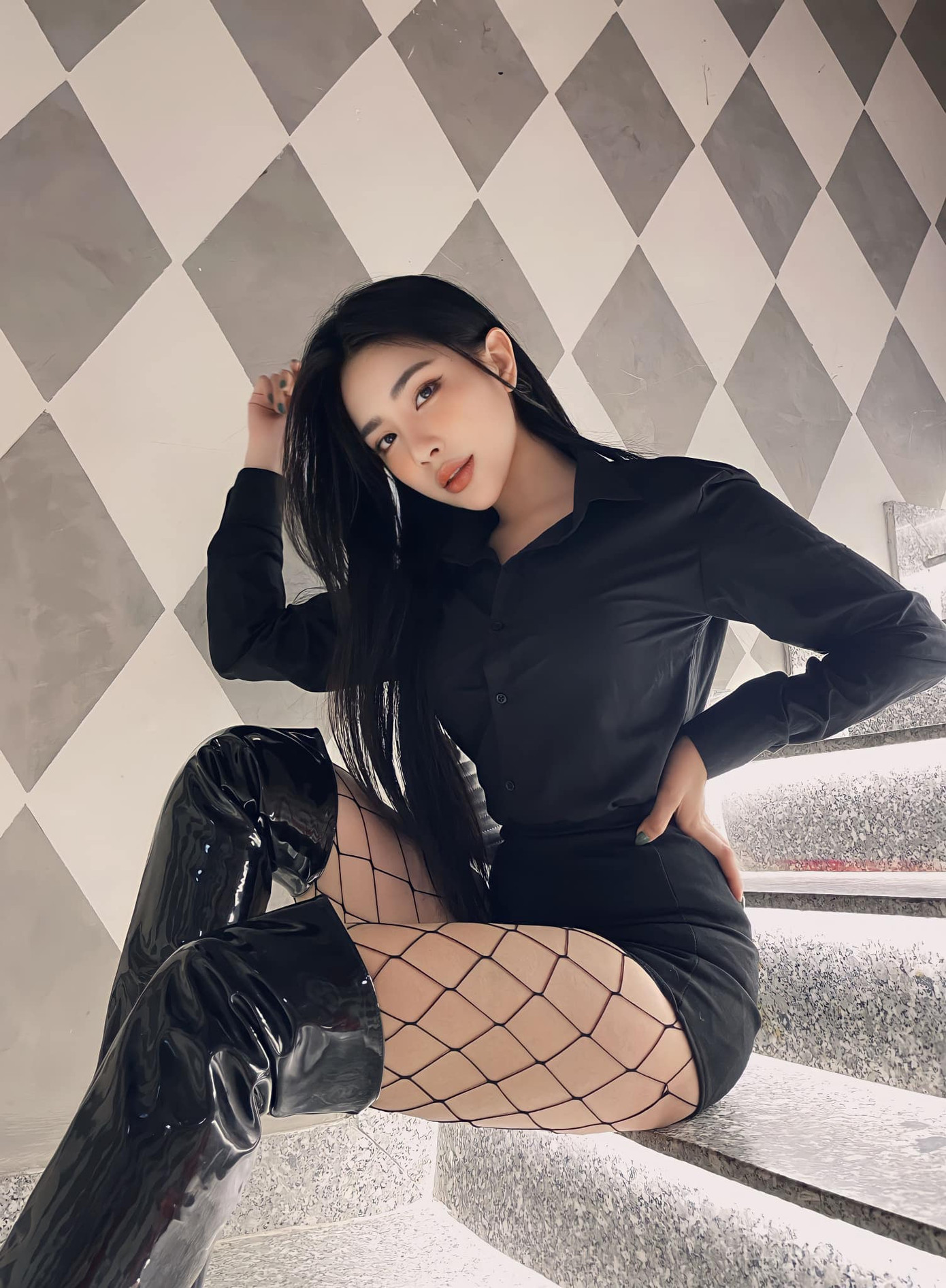 Trang phục của Đào được đạo diễn yêu cầu “đẹp và thật cháy”, vốn phong cách ngoài đời của Thu Hương theo hướng gợi cảm, trưởng thành nên không khó cho diễn viên trong việc chuẩn bị. Trang phục của Đào được đạo diễn yêu cầu “đẹp và thật cháy”, vốn phong cách ngoài đời của Thu Hương theo hướng gợi cảm, trưởng thành nên không khó cho diễn viên trong việc chuẩn bị.