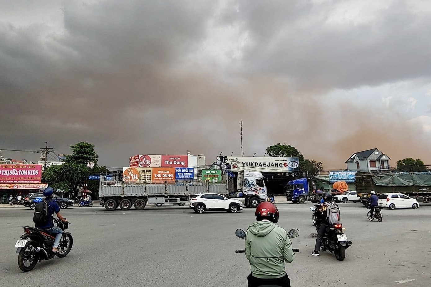 Giông lốc cuốn bụi sân bay Long Thành tạo thành “vùng trời đỏ quạch”. Ảnh: H.H.