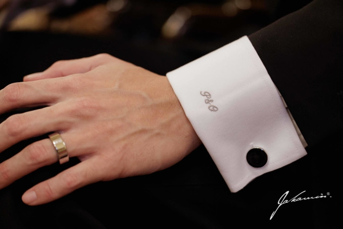 Cổ tay áo chú rể có thêu chữ cái đầu của đôi vợ chồng.