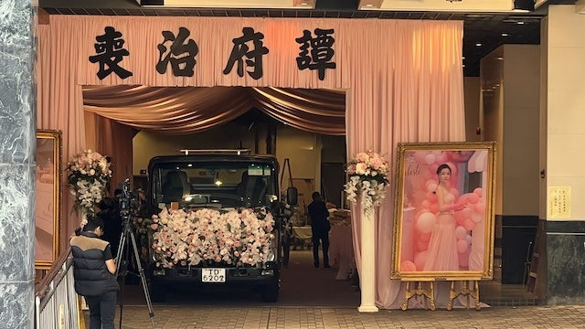 Lúc 9h sáng, xe tang của Thái Thiên Phượng được đưa đến Tu viện Po Lin.