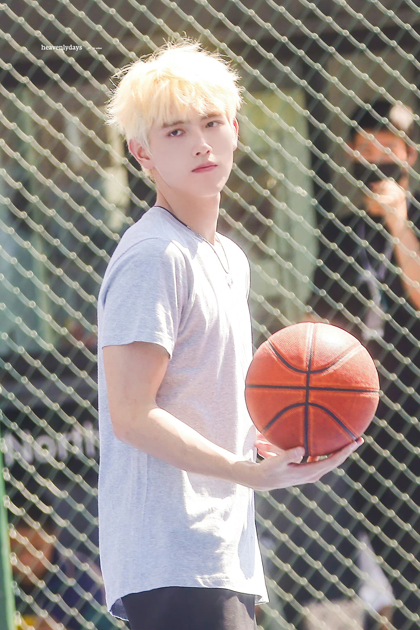 Để khẳng định người trong hình đúng là diễn viên Chiếc bật lửa và váy công chúa, blogger này còn so sánh các nốt ruồi trên tai và khoé miệng của người trong ảnh với Trần Phi Vũ. Để khẳng định người trong hình đúng là diễn viên Chiếc bật lửa và váy công chúa, blogger này còn so sánh các nốt ruồi trên tai và khoé miệng của người trong ảnh với Trần Phi Vũ.