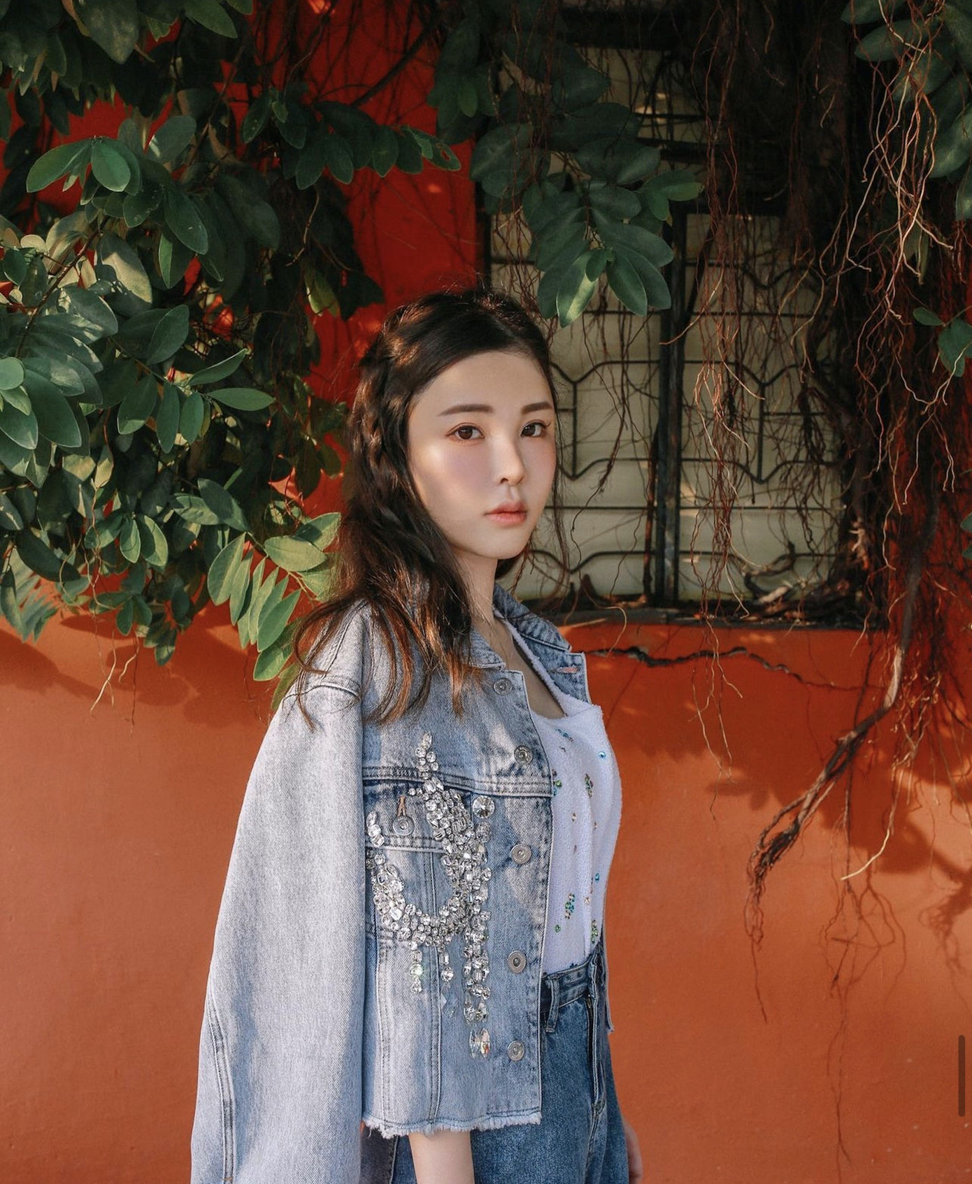 Tạp chí cho biết Abby Choi dần khẳng định tên tuổi, trở thành một trong những người nổi tiếng ở Hong Kong (Trung Quốc) có sức ảnh hưởng được săn đón nhất trong ngành. Người mẫu có hơn 85.000 người theo dõi trên Instagram và là gương mặt trang bìa của tạp chí thời trang L&apos;Officiel vào đầu tháng 2 này.