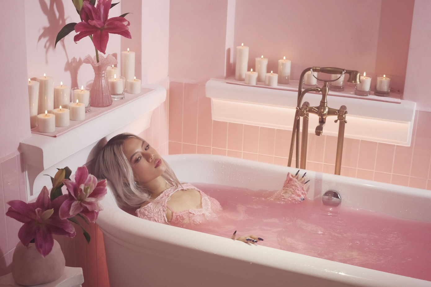 Tạo hình gợi cảm của tlinh trong MV mới.