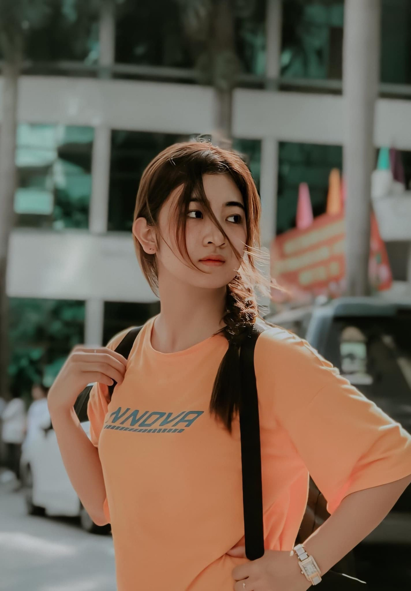 Linh Chi sinh năm 2000, tốt nghiệp Đại học Lao động – Xã hội, từng đoạt giải Hoa khôi Thanh niên thanh lịch TP. Thái Nguyên năm 2017. Làng trong phố là bộ phim truyền hình đầu tiên Linh Chi tham gia. Trước đó, cô chỉ đóng các vai nhỏ trong một số bộ phim sitcom… Nữ diễn viên chia sẻ cô nhận được lời mời casting và bất ngờ khi vượt qua vòng tuyển chọn.