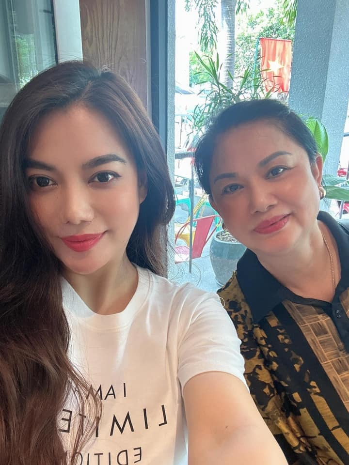 Tranh thủ những ngày nghỉ lễ, Trương Ngọc Ánh dành thời gian ở bên những người thân yêu. “Cảm giác buổi sáng được thư thả ăn sáng, uống cà phê, nhẹ nhàng tán gẫu, lặng im nhìn ngắm phố phường, trưa được ngủ một giấc nhẹ, chiều tập thể dục chăm sóc sức khỏe, rồi cùng người thân người thương ăn tối bên nhau, không cầm điện thoại quá nhiều hay phải ngồi trước máy tính quá lâu, một ngày trôi qua giản dị mà hạnh phúc biết bao.Thật yêu những ngày lễ bên gia đình và bạn bè” – diễn viên Đồng tiền xương máu viết.