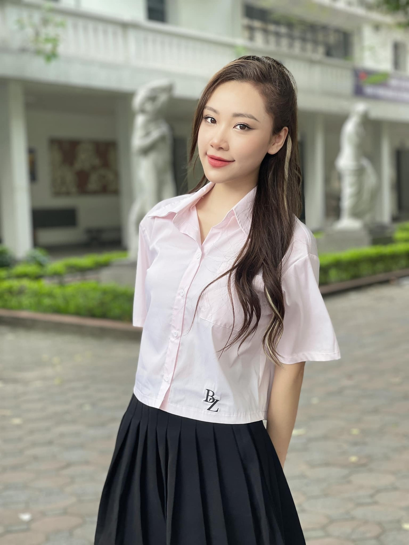 Mai Huê vào vai phản diện, đối đầu với nữ chính Thảo (Ngọc Huyền đóng). Yến đố kỵ, luôn tìm cách chơi đểu, hãm hại Thảo. Ngay trong tập 1, vì ganh tỵ, ấm ức chuyện bị cô giáo phạt viết kiểm điểm, Yến cạnh khóe Thảo không được cha mẹ dạy dỗ tử tế. Dứt lời, Yến bị Thảo “tặng” ngay cú tát. Suốt những tập phim, cuộc ganh đua giữa Yến và Thảo luôn căng thẳng. Yến dần lấy lòng cô giáo, “nẫng tay trên” cơ hội tham gia cuộc thi tài năng của Thảo. Trong một tình tiết khác, Yến tức “nổ đom đóm mắt” khi thấy chàng thiếu gia Phúc (B Trần) có tình ý với đối thủ.