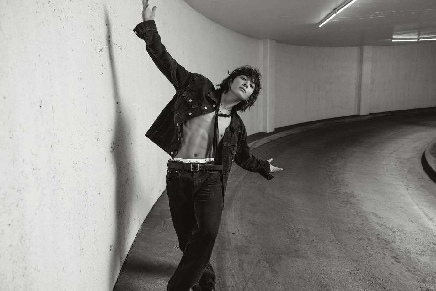 Nổi bật trong bộ ảnh mới và đoạn quảng cáo ngắn, chiến dịch giới thiệu thành viên BTS khoe vóc dáng như tạc trong chiếc áo crop top, kiểu tóc bob dài xù xì. Thuật ngữ "phi giới tính" đã trở thành xu hướng trên Twitter của Hàn Quốc ngay sau khi phát hành, nhấn mạnh tác động của chiến dịch, xóa bỏ ranh giới của các định kiến về giới tính. Nổi bật trong bộ ảnh mới và đoạn quảng cáo ngắn, chiến dịch giới thiệu thành viên BTS khoe vóc dáng như tạc trong chiếc áo crop top, kiểu tóc bob dài xù xì. Thuật ngữ "phi giới tính" đã trở thành xu hướng trên Twitter của Hàn Quốc ngay sau khi phát hành, nhấn mạnh tác động của chiến dịch, xóa bỏ ranh giới của các định kiến về giới tính.