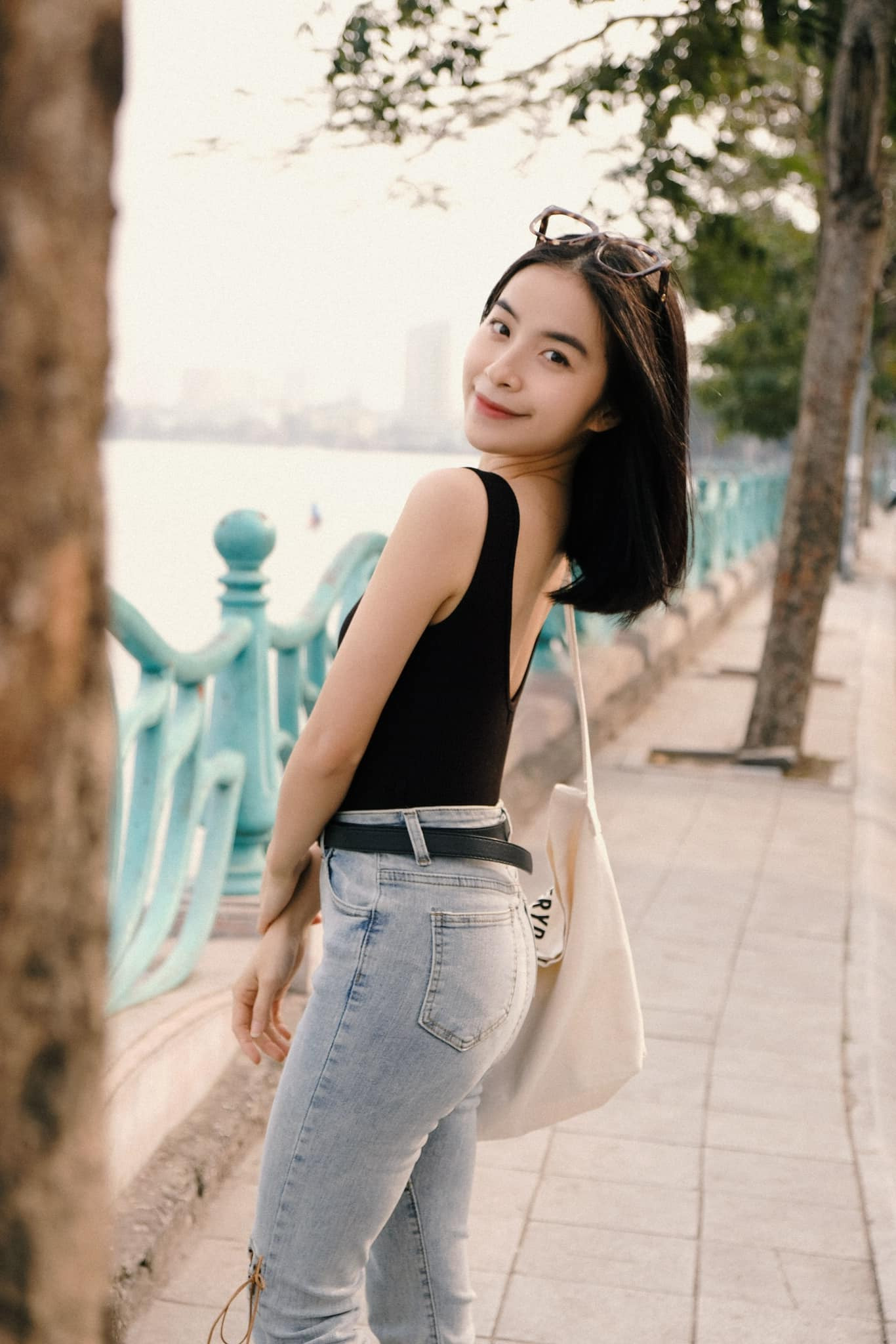 Ngoài đời, Trần Vân năng nổ với nhiều công việc cá nhân. Nữ diễn viên ưa thích phong cách tươi trẻ, năng động. Crop top, áo hai dây, ba lỗ phom ôm kết hợp cùng quần jeans là những món đồ thường được Trần Vân lựa chọn.