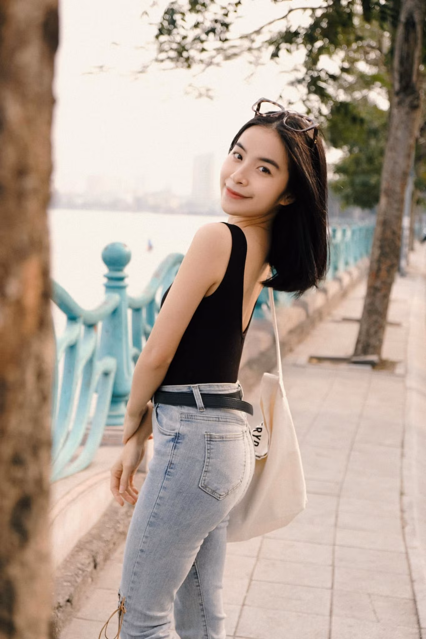 Ngoài đời, Trần Vân năng nổ với nhiều công việc cá nhân. Nữ diễn viên ưa thích phong cách tươi trẻ, năng động. Crop top, áo hai dây, ba lỗ phom ôm kết hợp cùng quần jeans là những món đồ thường được Trần Vân lựa chọn.