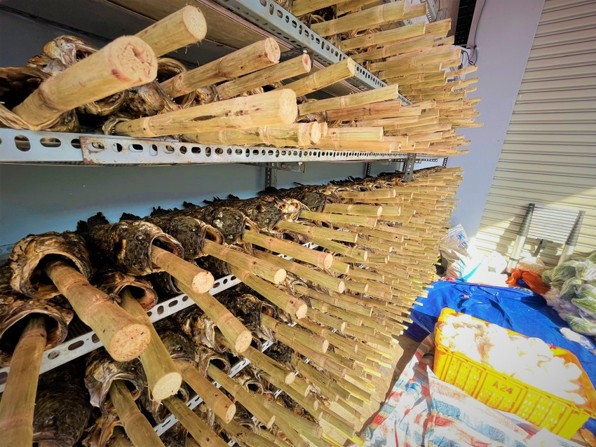 Sáng mùng 10 điểm bán này chỉ còn vài trăm con cá lóc nướng sẵn.