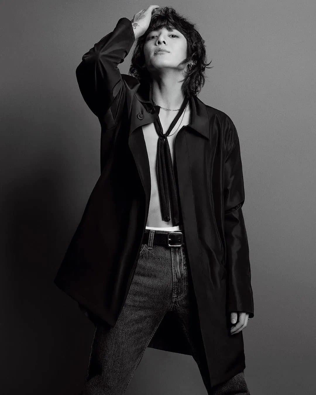 Sự hợp tác này không phải là bước đột phá đầu tiên của Jungkook với thương hiệu thời trang mang tính biểu tượng. Đầu tháng 3, nam ca sĩ đã tạo nên cơn sốt với tư cách là đại sứ thương hiệu toàn cầu của Calvin Klein, giới thiệu set đồ denim. Sự hợp tác này không phải là bước đột phá đầu tiên của Jungkook với thương hiệu thời trang mang tính biểu tượng. Đầu tháng 3, nam ca sĩ đã tạo nên cơn sốt với tư cách là đại sứ thương hiệu toàn cầu của Calvin Klein, giới thiệu set đồ denim.