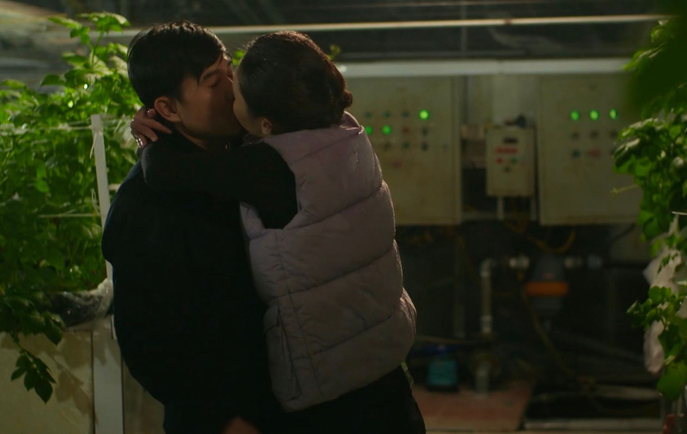 Mai thể hiện tình cảm với Công, đòi làm người tình bí mật dù biết anh đã có vợ. Ảnh: CMH. Mai thể hiện tình cảm với Công, đòi làm người tình bí mật dù biết anh đã có vợ. Ảnh: CMH.