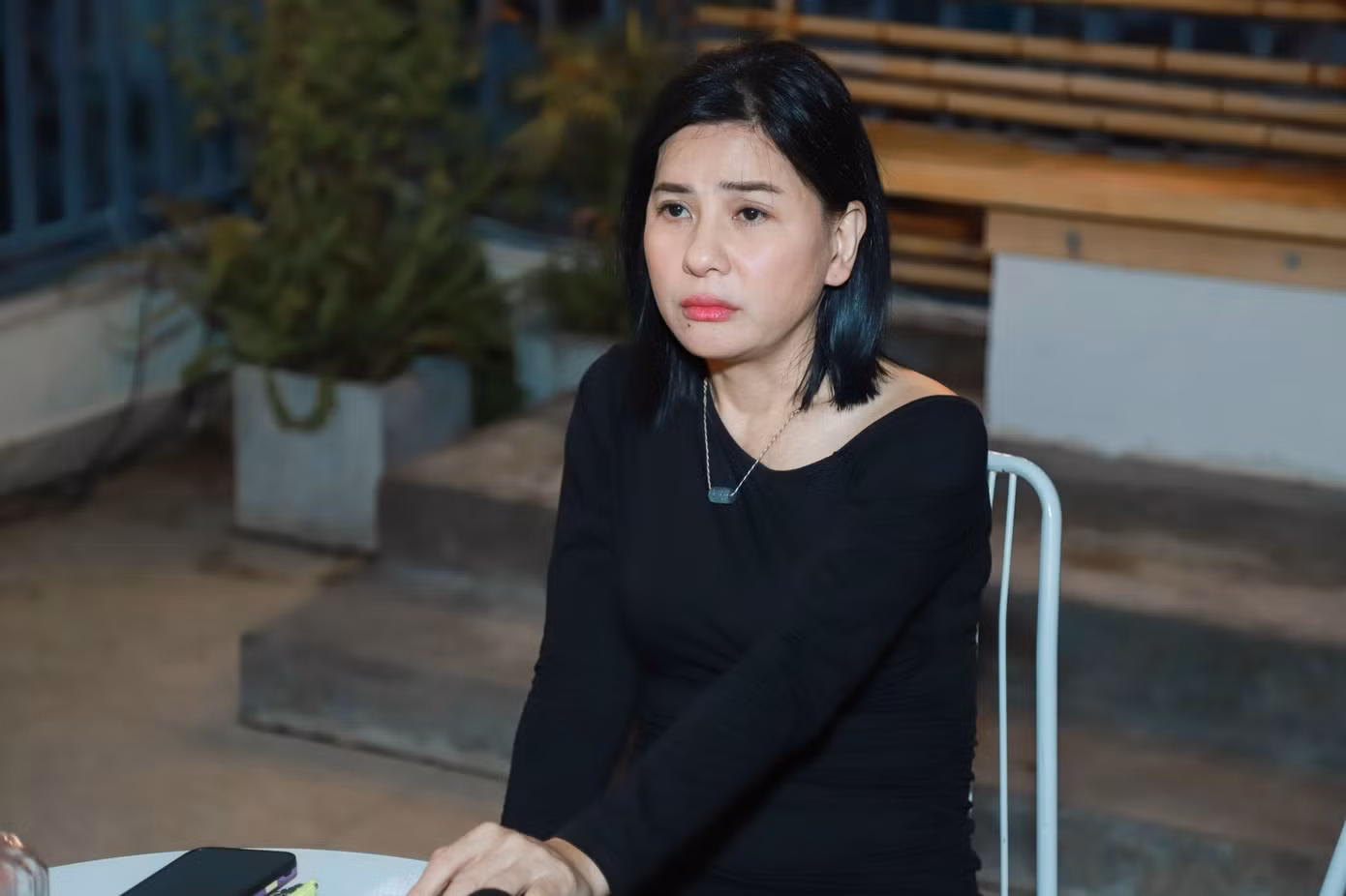 Sinh ra và lớn lên ở Bạc Liêu, Cát Phượng kể cô theo cha lên TPHCM thi tuyển sinh vào trường sân khấu. Nghĩ thi đại nhưng bất ngờ lại đậu. Khổ nỗi, khi ấy gia đình cô khó khăn, nghèo túng, vừa phải phụ mẹ bán hàng, vừa đi học. Vào trường 6 tháng, Cát Phượng chưa học gì về diễn xuất đã bị đuổi do đi diễn phim, đóng vai quần chúng nhiều quá.