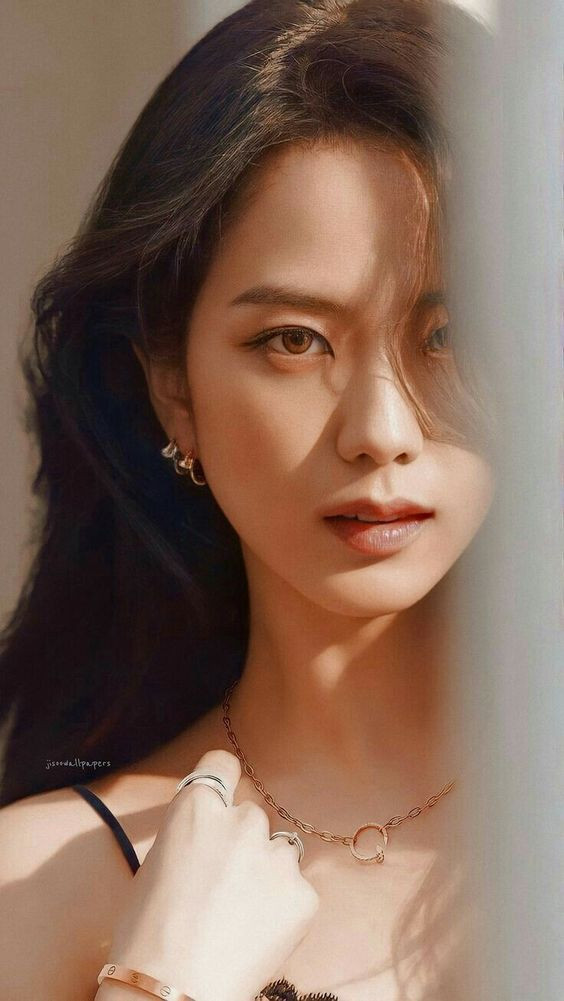 Nhờ sức ảnh hưởng của mình, tuần lễ thời trang Paris Thu Đông 2023, Jisoo mang về tổng 42 triệu USD MIV (tạm dịch: giá trị truyền thông) thu được, bỏ xa các đối thủ cạnh tranh với khoảng cách 62%. Một bài đăng trên mạng xã hội của cô ghi nhận thu về 1,8 triệu USD MIV. Vào nửa cuối năm 2022, người đẹp sinh năm 1995 giúp mảng mỹ phẩm của Dior đứng đầu giá trị truyền thông.