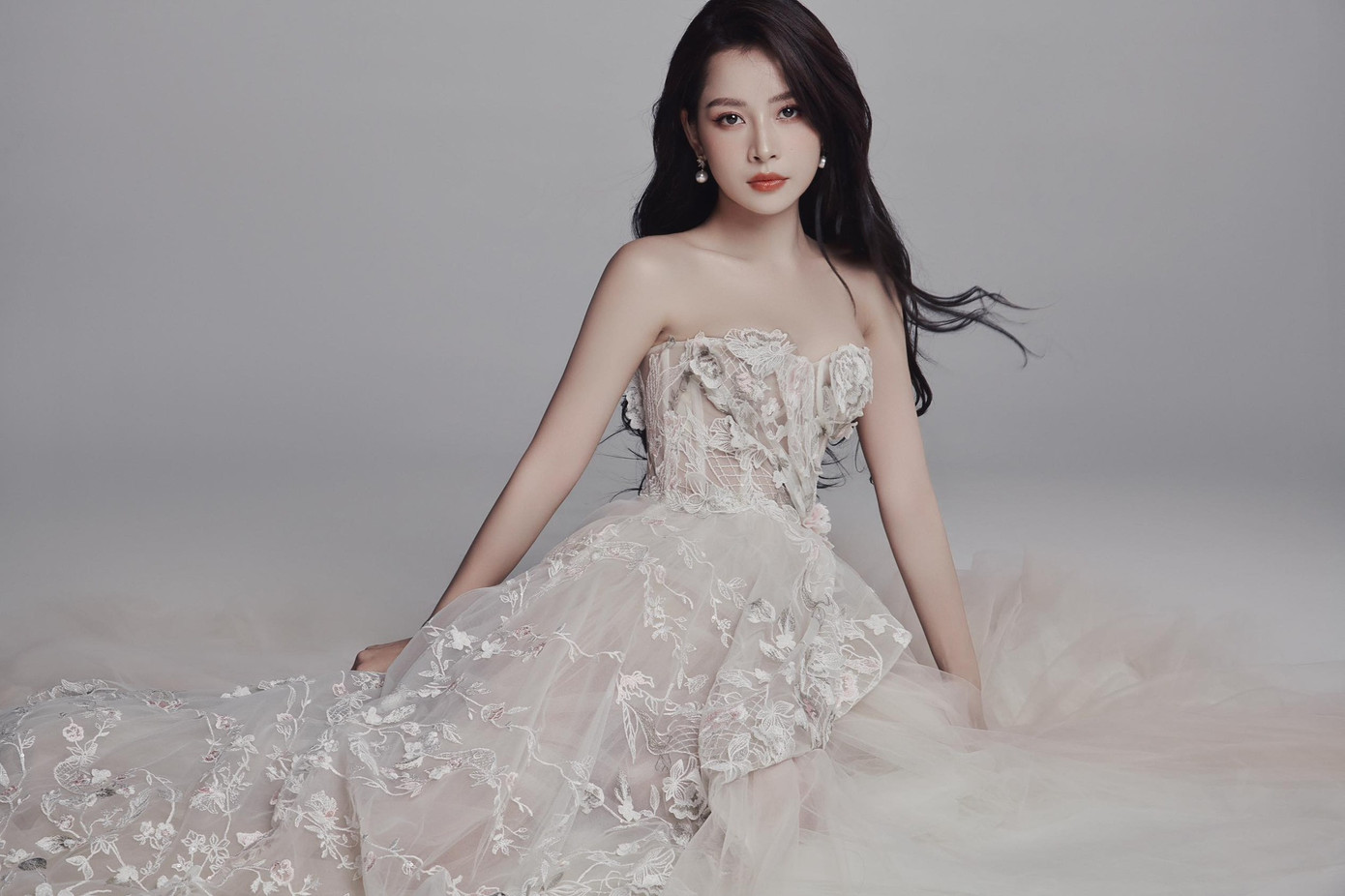 Hồi tháng 4, Chi Pu trở thành tâm điểm khi tham gia chương trình truyền hình Trung Quốc Đạp gió 2023 (tên cũ: Tỷ tỷ đạp gió rẽ sóng mùa 4). Thông tin gây bất ngờ khi cô là ngôi sao Việt Nam đầu tiên xuất hiện trên show. Việc ghi danh trên show của Chi Pu gây tranh luận, nhiều khán giả lo ngại giọng hát của cô là điểm yếu song không ít người kỳ vọng vì cô sở hữu ngoại hình nổi bật, khả năng biểu diễn trên sân khấu tốt, đáp ứng tiêu chí của chương trình.