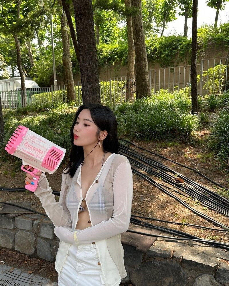 Trang phục biểu diễn của nữ thần tượng cho sự kiện này toát lên sự quyến rũ, hấp dẫn, không ngại khoe cơ thể nóng bỏng, vì vậy không ngạc nhiên khi Eun Bi thu hút được sự quan tâm lớn từ dư luận. Trang phục biểu diễn của nữ thần tượng cho sự kiện này toát lên sự quyến rũ, hấp dẫn, không ngại khoe cơ thể nóng bỏng, vì vậy không ngạc nhiên khi Eun Bi thu hút được sự quan tâm lớn từ dư luận.