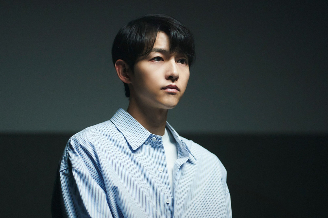 Song Joong Ki gây tiếng vang khi là một trong những thành viên ban đầu của chương trình tạp kỹ ăn khách Running Man. Anh sớm có nhiều tác phẩm phim nổi bật như Cậu bé người sói, Sungkyunkwan Scandal. Tài tử củng cố vị thế của mình khi nhận lời đóng Hậu duệ mặt trời cùng Song Hye Kyo. Các dự án đình đám khác như Vincenzo và Cậu út nhà tài phiệt cũng nhận được nhiều sự đón nhận của khán giả.