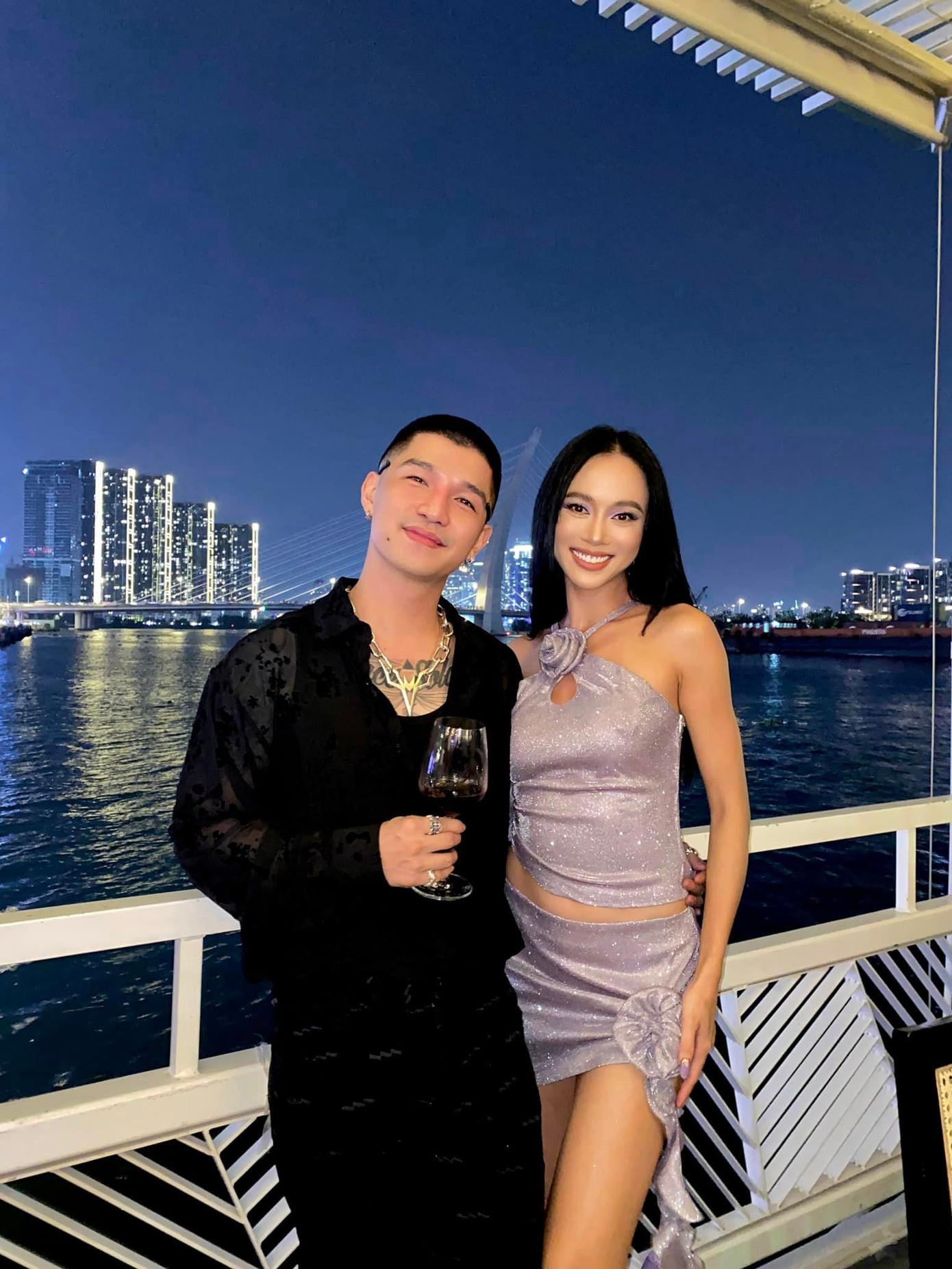 Trong hoạt động nghệ thuật lẫn cuộc sống hằng ngày, cả hai dính lấy nhau như hình với bóng. Thời gian gần đây, cặp sao chăm chỉ xuất hiện cùng nhau tại các sự kiện, show thời trang. “Tôi và Ngọc Anh luôn hỗ trợ nhau phát triển sự nghiệp và cùng tận hưởng những khoảnh khắc thư giãn. Ngọc Anh là cô gái thú vị. Khi mới tiếp xúc, tôi đã nghĩ cô ấy thuộc típ cứng đầu nhưng trải qua thời gian, tôi phát hiện cô ấy sẵn sàng lắng nghe, tiếp thu ý kiến và rút kinh nghiệm. Ngoài ra cô ấy biết suy nghĩ, thích quan tâm đến người khác” - Cường Seven nói về bạn gái Ngọc Anh.