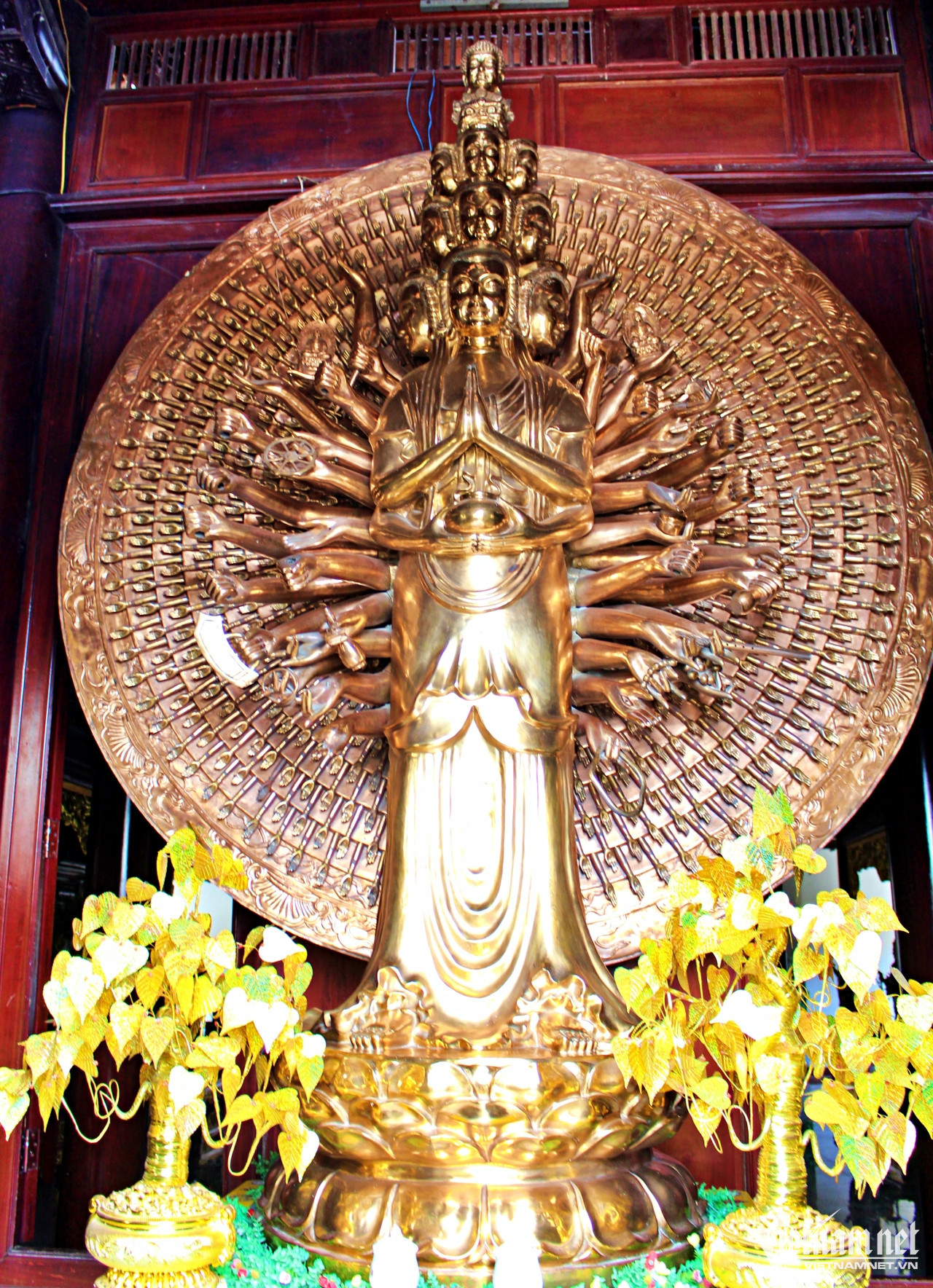 Tượng Bồ Tát Quan Thế Âm nghìn tay nghìn mắt ở thế đứng bằng đồng. Tượng Bồ Tát Quan Thế Âm nghìn tay nghìn mắt ở thế đứng bằng đồng.