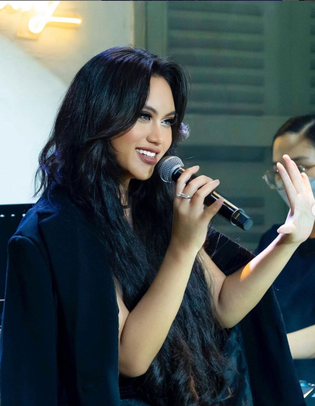 Sofia tên thật là Đoan Trang, thuộc thế hệ gen Z, sinh năm 2000, là con gái cố nghệ sĩ Kim Loan. Cô được nhiều khán giả biết đến khi hỗ trợ thí sinh trong chương trình Rap Việt mùa 2. Trước đó, cô từng giành quán quân cuộc thi Ca sĩ thần tượng năm 2018 nhưng không hoạt động, chủ yếu dành thời gian luyện tập thanh nhạc. Đặc biệt, biến cố đầu năm 2019 khi mẹ qua đời khiến cô suy sụp và mất 2 năm để vượt qua cú sốc tâm lý. Sofia tên thật là Đoan Trang, thuộc thế hệ gen Z, sinh năm 2000, là con gái cố nghệ sĩ Kim Loan. Cô được nhiều khán giả biết đến khi hỗ trợ thí sinh trong chương trình Rap Việt mùa 2. Trước đó, cô từng giành quán quân cuộc thi Ca sĩ thần tượng năm 2018 nhưng không hoạt động, chủ yếu dành thời gian luyện tập thanh nhạc. Đặc biệt, biến cố đầu năm 2019 khi mẹ qua đời khiến cô suy sụp và mất 2 năm để vượt qua cú sốc tâm lý.