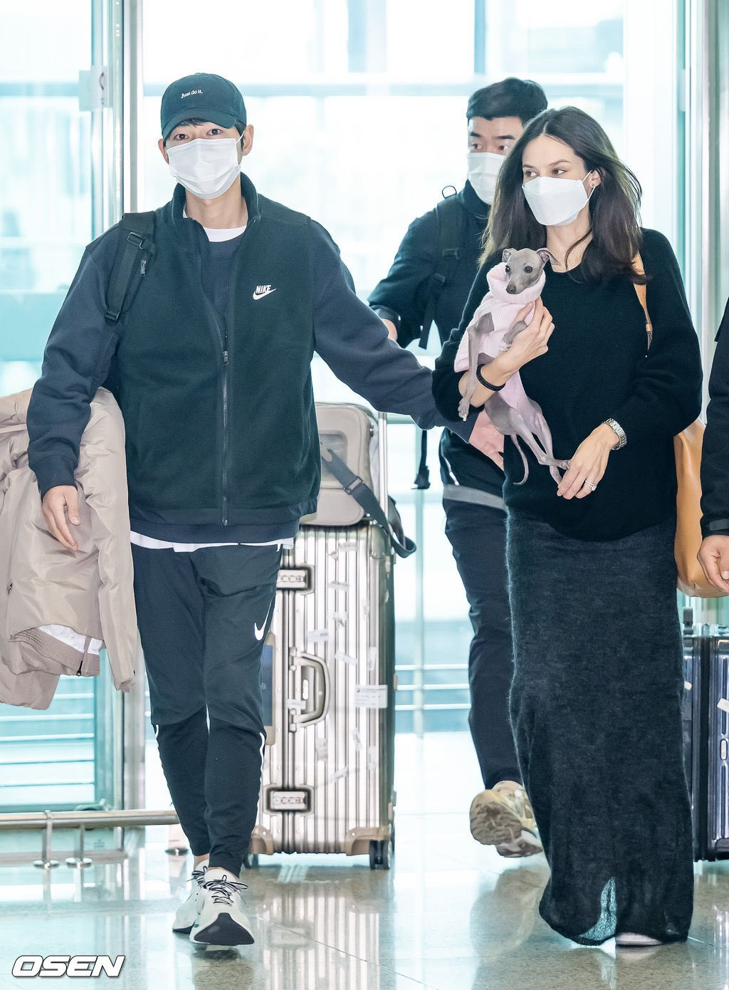 Ngày 16/2, truyền thông Hàn Quốc đăng tải hình ảnh Song Joong Ki và vợ Katy Louise Saunders xuất hiện tại sân bay quốc tế Incheon khởi hành đi Hungary. Katy Louise Saunders gây chú ý khi ôm chú cún cưng và đeo nhẫn cầu hôn trên tay, cô được tài tử ân cần chăm sóc. Ảnh: Osen. Ngày 16/2, truyền thông Hàn Quốc đăng tải hình ảnh Song Joong Ki và vợ Katy Louise Saunders xuất hiện tại sân bay quốc tế Incheon khởi hành đi Hungary. Katy Louise Saunders gây chú ý khi ôm chú cún cưng và đeo nhẫn cầu hôn trên tay, cô được tài tử ân cần chăm sóc. Ảnh: Osen.