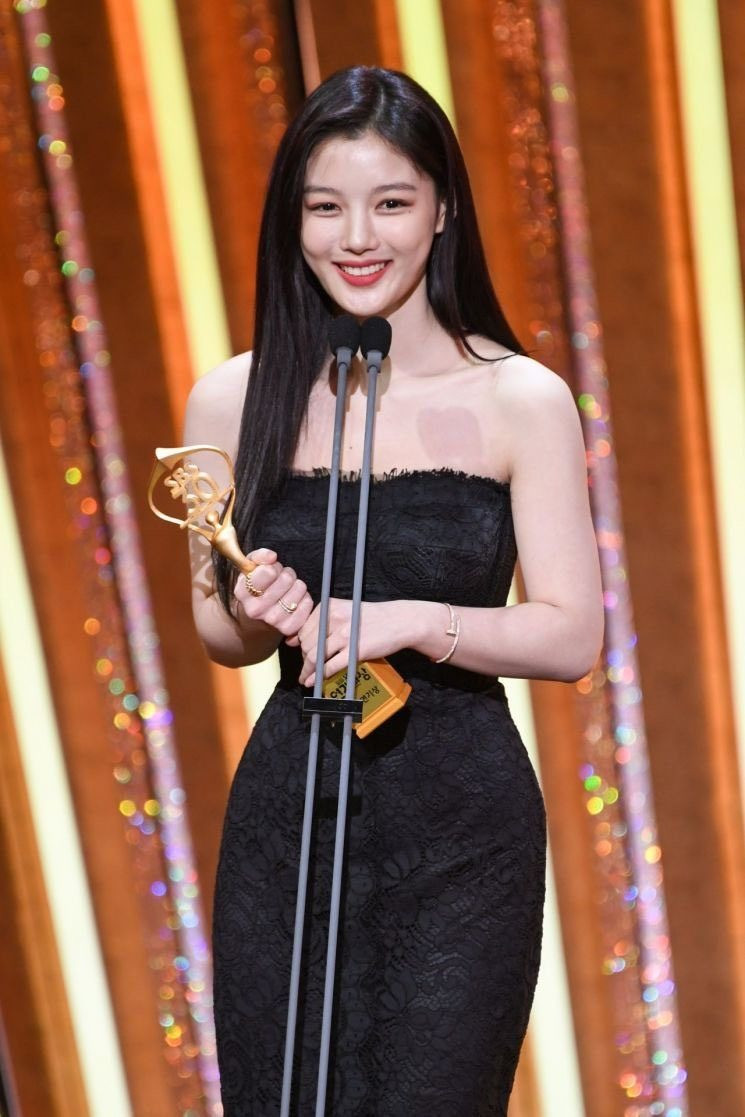 Hình tượng gợi cảm khiến Kim Yoo Jung có thêm sức hút mới. Xuất hiện công khai tại sự kiện, lễ trao giải, nữ diễn viên thường chọn đầm cúp ngực, khoe vai trần quyến rũ. Awesome ENT.