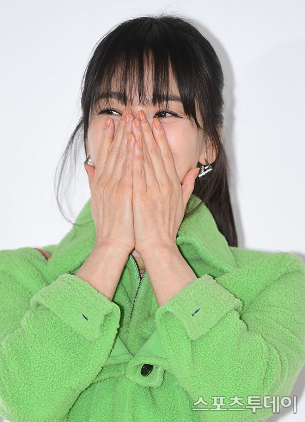 Song Hye Kyo ngượng ngùng khi được phóng viên khen dễ thương. Song Hye Kyo ngượng ngùng khi được phóng viên khen dễ thương.