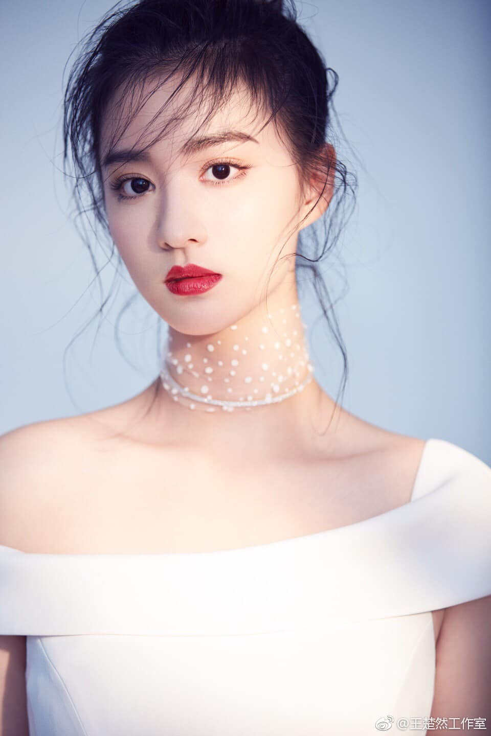 Vương Sở Nhiên sinh năm 1999 ở Sơn Đông (Trung Quốc), tốt nghiệp Học viện Hý kịch Thượng Hải. Từ thời đi học, cô tham gia diễn kịch nói, từng đoạt giải cá nhân xuất sắc tại Liên hoan kịch dành cho học sinh trung học Thượng Hải. Vương Sở Nhiên sinh năm 1999 ở Sơn Đông (Trung Quốc), tốt nghiệp Học viện Hý kịch Thượng Hải. Từ thời đi học, cô tham gia diễn kịch nói, từng đoạt giải cá nhân xuất sắc tại Liên hoan kịch dành cho học sinh trung học Thượng Hải.