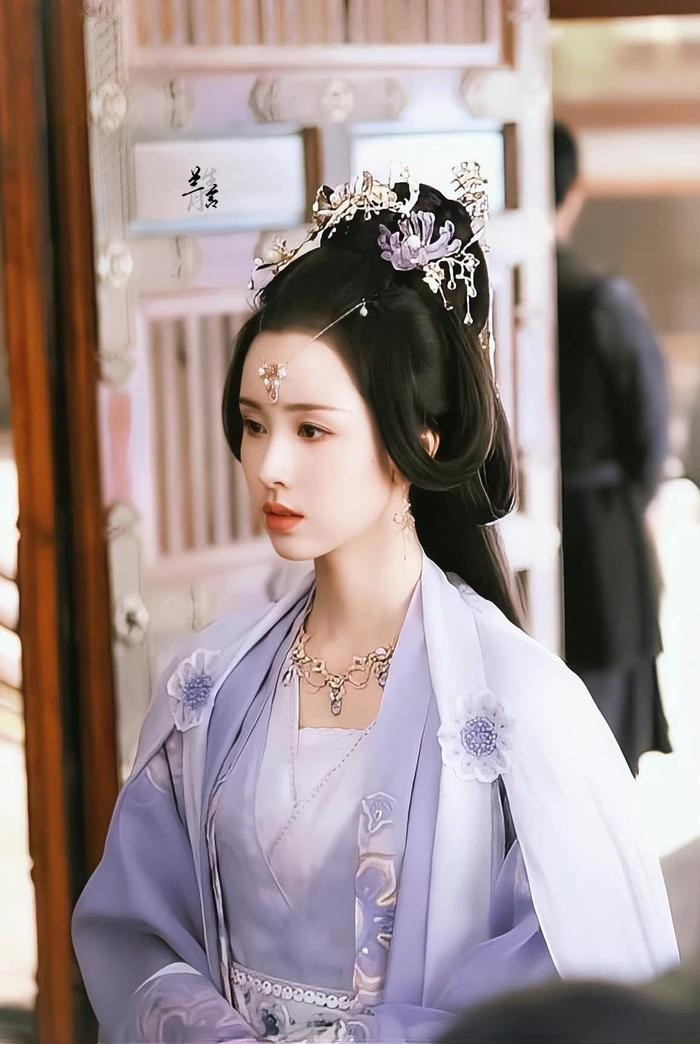 Trần Đô Linh được gọi là mỹ nhân học giỏi khi thi đậu Đại học Hàng không và Du hành vũ trụ Nam Kinh với số điểm 621/750. Từng chia sẻ về lý do thi vào ngôi trường này, cô nói vì không phục giáo viên, muốn chứng minh con gái học giỏi không kém con trai về khoa học tự nhiên. Năm 2015, Đô Linh lọt vào Top 10 sinh viên xuất sắc nhất trường, mục chế tạo công trình và vũ khí chuyên nghiệp. Trần Đô Linh được gọi là mỹ nhân học giỏi khi thi đậu Đại học Hàng không và Du hành vũ trụ Nam Kinh với số điểm 621/750. Từng chia sẻ về lý do thi vào ngôi trường này, cô nói vì không phục giáo viên, muốn chứng minh con gái học giỏi không kém con trai về khoa học tự nhiên. Năm 2015, Đô Linh lọt vào Top 10 sinh viên xuất sắc nhất trường, mục chế tạo công trình và vũ khí chuyên nghiệp.