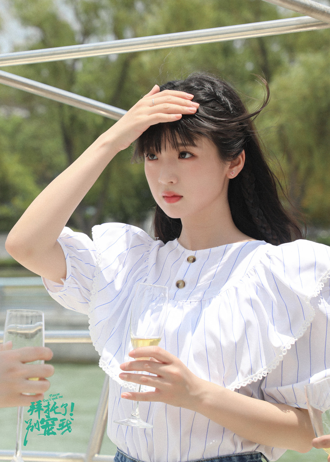 “Em Lâm” do diễn viên trẻ sinh năm 1998 Trương Miểu Di thủ vai. Cô được nhận xét có khuôn mặt tinh khôi, tươi tắn nhưng không có khí chất của Lâm Đại Ngọc – người dưới ngòi bút của Tào Tuyết Cần miêu tả như đóa phù dung, đa sầu, mong manh. “Nhân vật đóng Lâm Đại Ngọc đã không có khí chất của người nhìn cánh hoa rơi đã có thể đau lòng rơi nước mắt. Ánh mắt của bạn ấy quá linh động, không có cái ngây thơ nhưng hiểu chuyện của cô Lâm” – một khán giả viết. “Em Lâm” do diễn viên trẻ sinh năm 1998 Trương Miểu Di thủ vai. Cô được nhận xét có khuôn mặt tinh khôi, tươi tắn nhưng không có khí chất của Lâm Đại Ngọc – người dưới ngòi bút của Tào Tuyết Cần miêu tả như đóa phù dung, đa sầu, mong manh. “Nhân vật đóng Lâm Đại Ngọc đã không có khí chất của người nhìn cánh hoa rơi đã có thể đau lòng rơi nước mắt. Ánh mắt của bạn ấy quá linh động, không có cái ngây thơ nhưng hiểu chuyện của cô Lâm” – một khán giả viết.