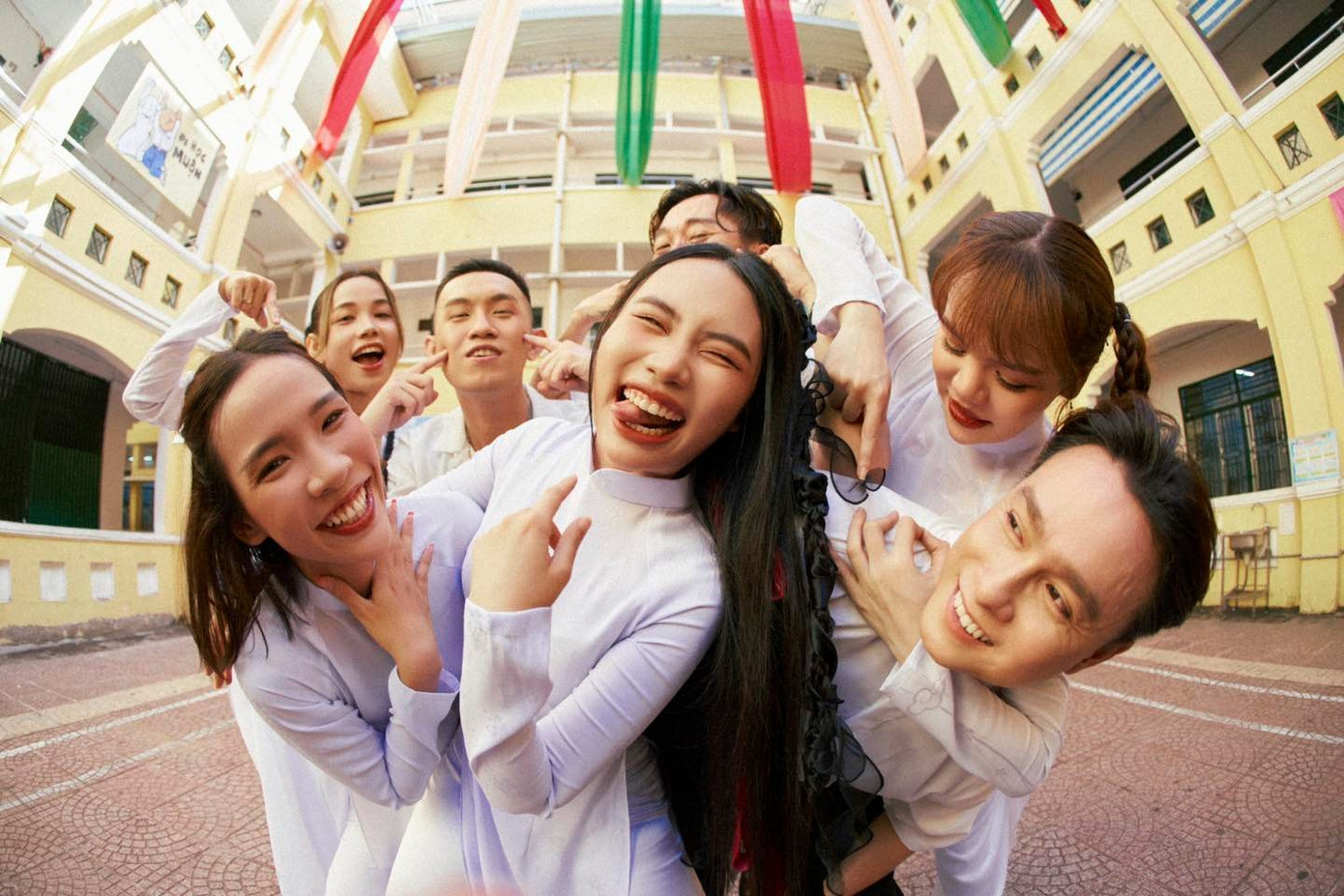 Cách đây 6 ngày, Phương Mỹ Chi ra mắt MV Đẩy xe bò được lấy cảm hứng từ tác phẩm Vợ nhặt của nhà văn Kim Lân. Cách đây 6 ngày, Phương Mỹ Chi ra mắt MV Đẩy xe bò được lấy cảm hứng từ tác phẩm Vợ nhặt của nhà văn Kim Lân.