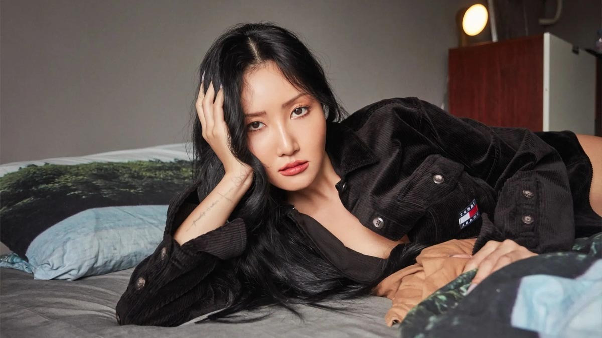 Nữ ca sĩ sinh năm 1995 nổi tiếng với thân hình đồng hồ cát nóng bỏng, làn da nâu, lối trang điểm phong cách Âu – Mỹ, trái ngược với chuẩn mực của thần tượng Kpop. Sự táo bạo trong lối ăn mặc lẫn cách trình diễn khiến Hwasa thường được điểm tên trong danh sách biểu tượng gợi cảm của Hàn Quốc.