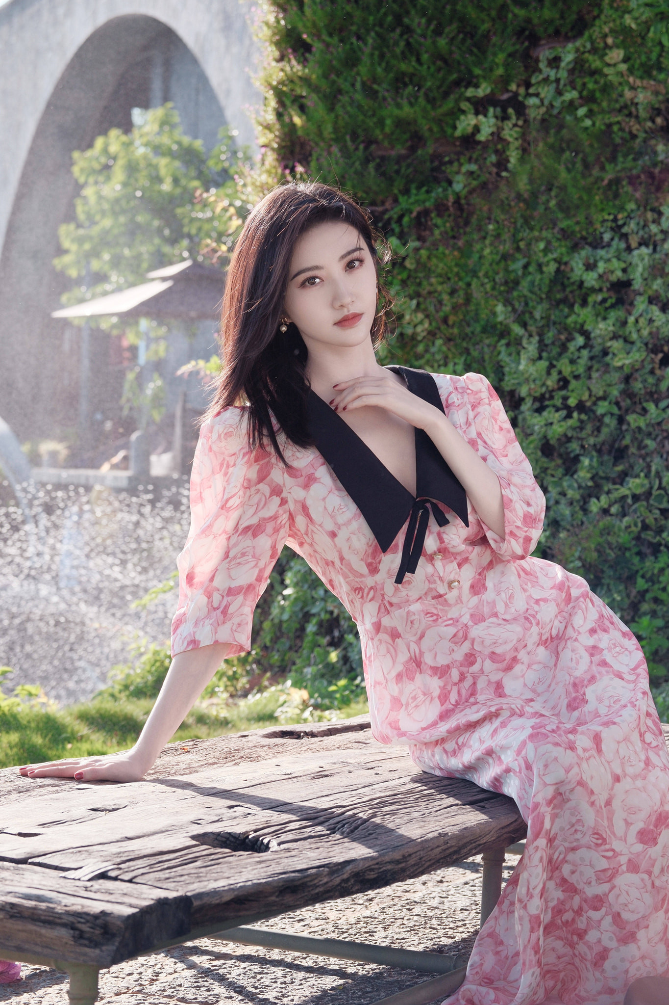 Cảnh Điềm thổ lộ: "Năm 2019, tôi đánh mất chính mình. Tôi không ngờ rằng phải đối diện với nỗi đau khiến tôi không thể chịu đựng được. Tôi thậm chí không thể ra khỏi nhà, rất sợ hãi khi nói với mọi người, mắc kẹt trong u tối, cảm giác nghẹt thở", theo 163.