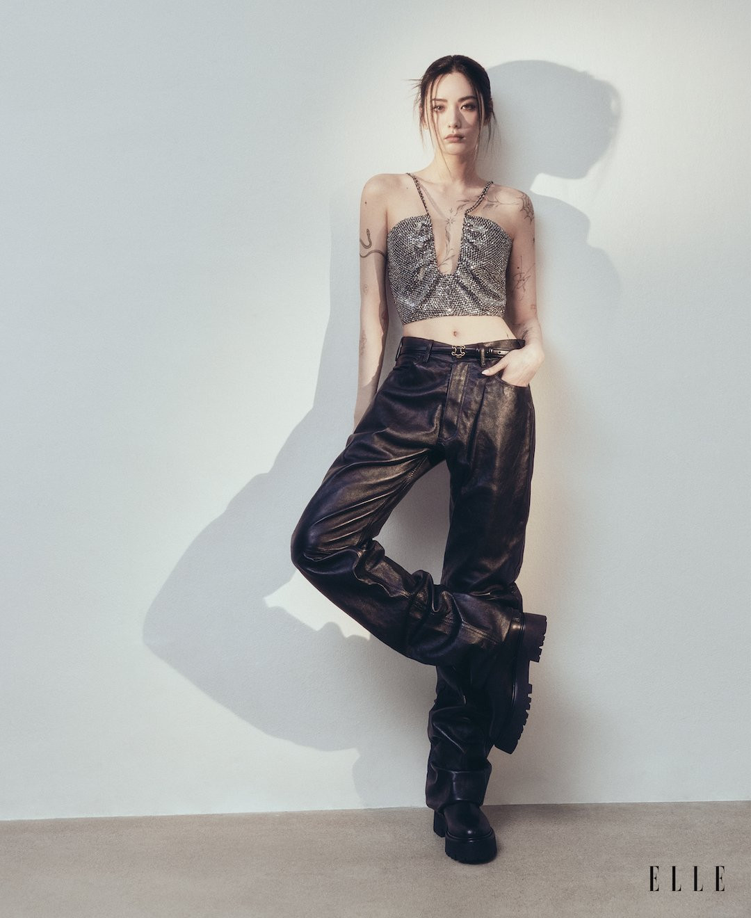 Bộ ảnh họa báo của Nana trên tạp chí Elle Singapore gây chú ý. Nữ diễn viên mặc trang phục xẻ sâu tôn nét quyến rũ táo bạo nhưng không kém phần sang trọng, cô không ngần ngại khoe hình xăm nghệ thuật trên cơ thể.