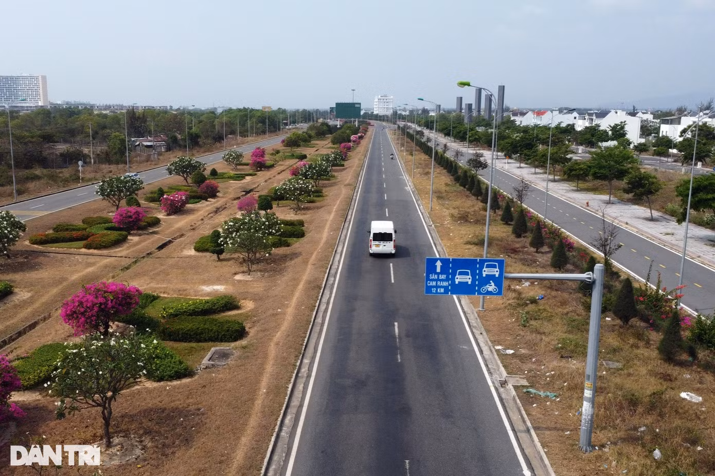 Huyện Cam Lâm giáp với TP Cam Ranh ở phía Nam. Tính từ dưới chân đèo Cù Hin, để đến sân bay Cam Ranh, người dân chỉ cần di chuyển 12km.