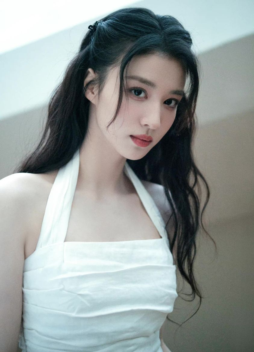 Vương Sở Nhiên sinh năm 1999 ở Sơn Đông (Trung Quốc), tốt nghiệp Học viện Hý kịch Thượng Hải. Từ thời đi học, cô tham gia diễn kịch nói, từng đoạt giải cá nhân xuất sắc tại Liên hoan kịch dành cho học sinh trung học Thượng Hải. Vương Sở Nhiên sinh năm 1999 ở Sơn Đông (Trung Quốc), tốt nghiệp Học viện Hý kịch Thượng Hải. Từ thời đi học, cô tham gia diễn kịch nói, từng đoạt giải cá nhân xuất sắc tại Liên hoan kịch dành cho học sinh trung học Thượng Hải.