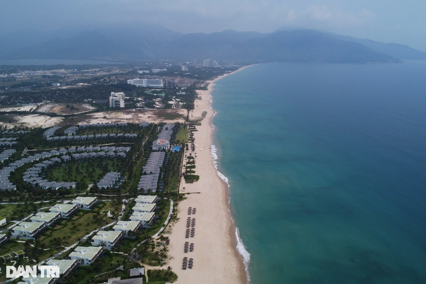 Cam Lâm có hơn 10km bờ biển, chủ yếu ở khu vực Bãi Dài. Nơi đây được thiên nhiên ưu đãi với các bãi biển đẹp, thoải, nước trong, cát trắng và mịn, rất thuận lợi hình thành bãi tắm để thu hút khách du lịch, nghỉ dưỡng. Cam Lâm có hơn 10km bờ biển, chủ yếu ở khu vực Bãi Dài. Nơi đây được thiên nhiên ưu đãi với các bãi biển đẹp, thoải, nước trong, cát trắng và mịn, rất thuận lợi hình thành bãi tắm để thu hút khách du lịch, nghỉ dưỡng.