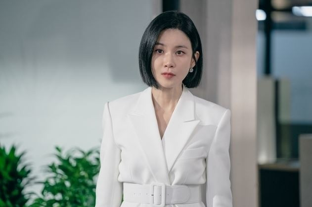 Lee Bo Young với đề tài phim công sở. Ảnh: JTBC.