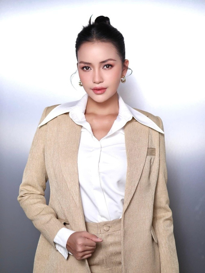 Sau khi đăng quang, cô mới nhận tin mình bị nhà trường buộc thôi học. Cô làm đơn xin ban giám hiệu xem xét hỗ trợ, hoàn thành đồ án tốt nghiệp nhưng không thể. Nhà trường từ chối và làm theo quy định của Bộ Giáo dục và Đào tạo. Biết mẹ buồn, Ngọc Châu hứa với mẹ học ngành khác liên quan đến công việc hiện tại và định hướng trong tương lai. Sau khi đăng quang, cô mới nhận tin mình bị nhà trường buộc thôi học. Cô làm đơn xin ban giám hiệu xem xét hỗ trợ, hoàn thành đồ án tốt nghiệp nhưng không thể. Nhà trường từ chối và làm theo quy định của Bộ Giáo dục và Đào tạo. Biết mẹ buồn, Ngọc Châu hứa với mẹ học ngành khác liên quan đến công việc hiện tại và định hướng trong tương lai.