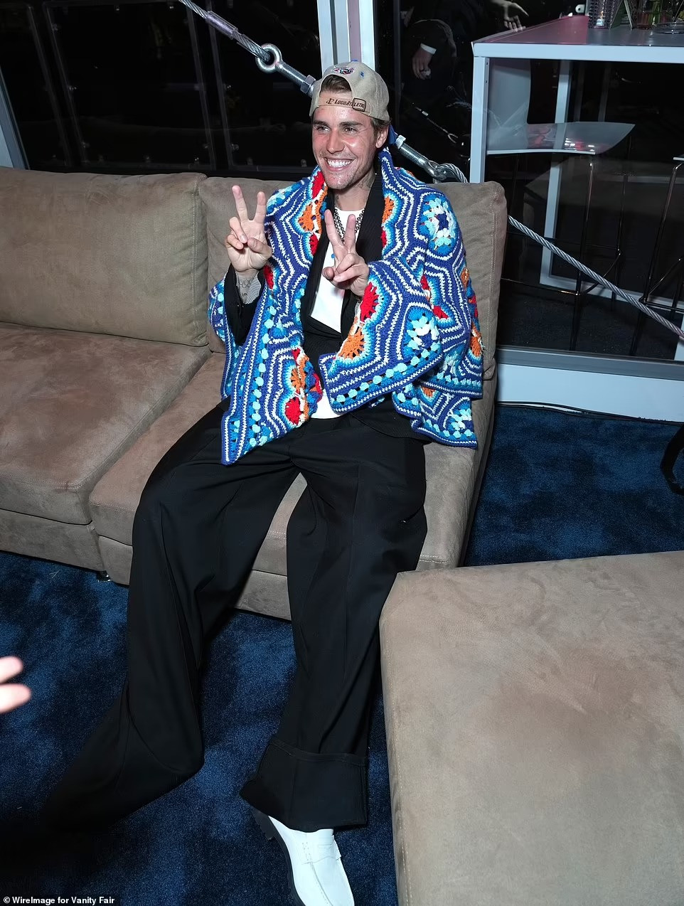 Trái ngược với các quý cô, ngôi sao nhạc pop Justin Bieber bị bắt gặp ăn mặc xuề xòa, ngồi thư giãn trên chiếc ghế sofa gần đó với một số khách dự tiệc kín đáo khác. Trái ngược với các quý cô, ngôi sao nhạc pop Justin Bieber bị bắt gặp ăn mặc xuề xòa, ngồi thư giãn trên chiếc ghế sofa gần đó với một số khách dự tiệc kín đáo khác.