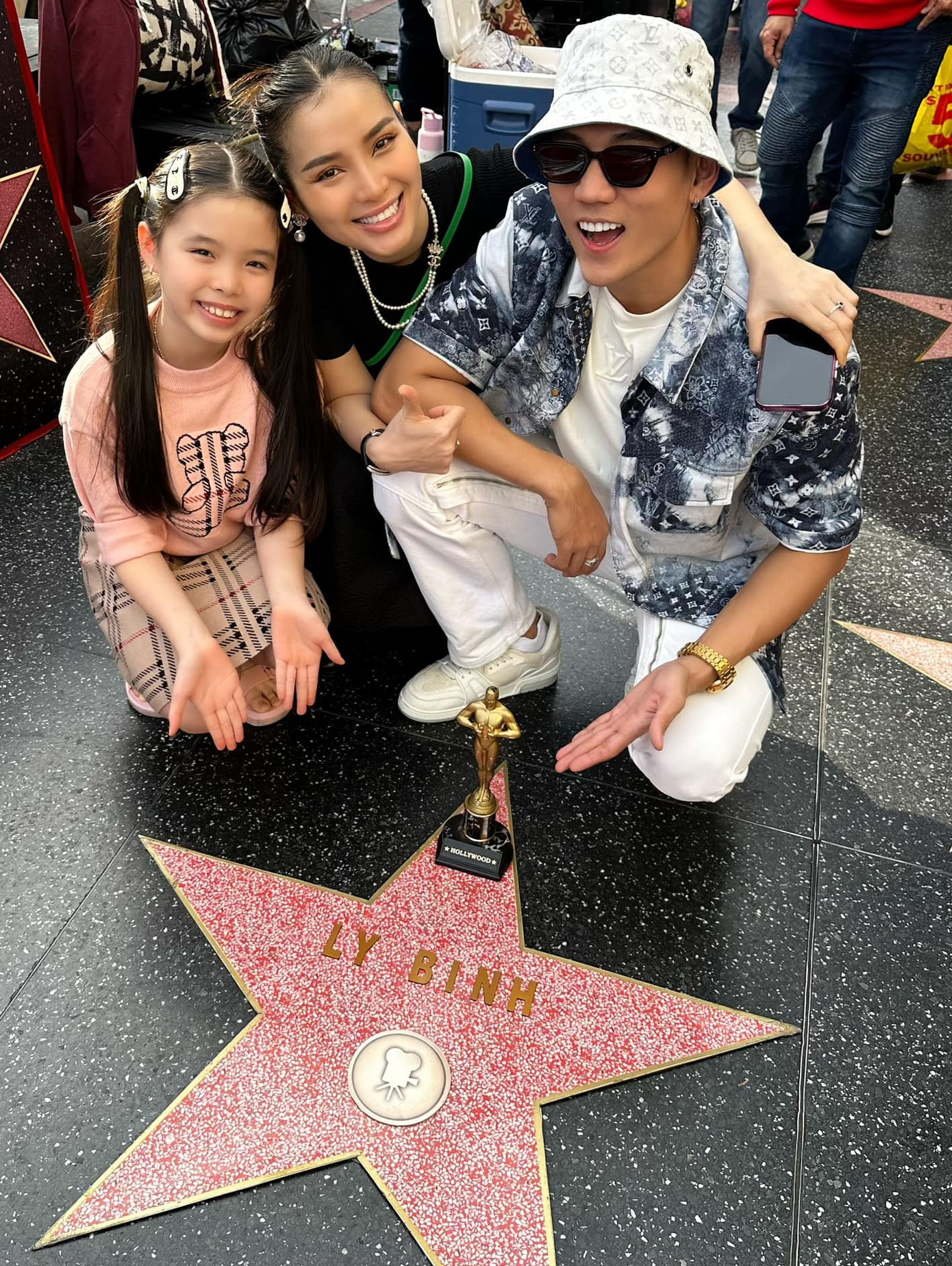 Cũng tại Mỹ, gia đình Phương Trinh Jolie đón Giáng sinh và năm mới. Người đẹp và chồng con tới quảng trường Thời Đại (New York) đêm giao thừa đếm ngược trong khoảnh khắc quả cầu pha lê được thả xuống.